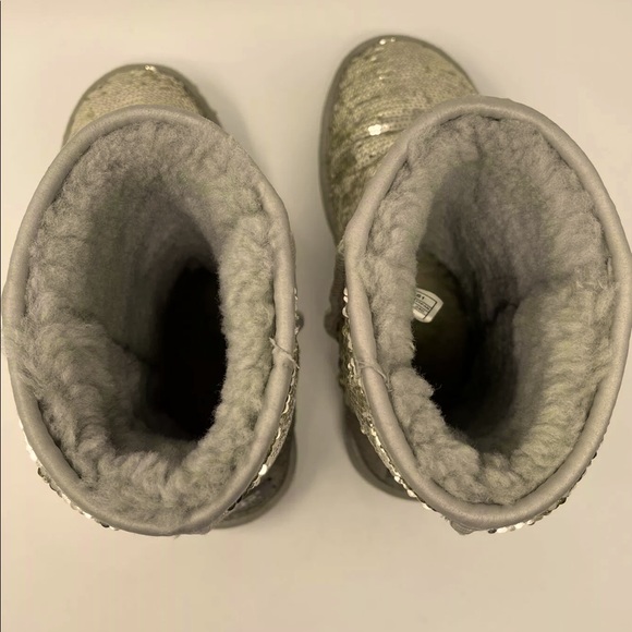 UGG CLASSIC SHORT BOOTS WOMENS SZ 7. GOLD SEQUIN SPARKLE EUC TOO WARM IN FLORIDA - Picture 4 of 9